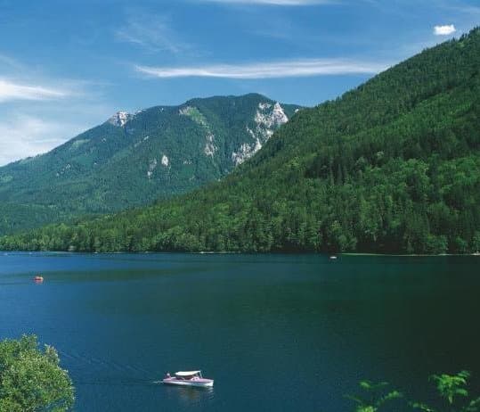 Lunzské jezero v letním období včetně vytékajícího pramene s nedalekou plovárnou.