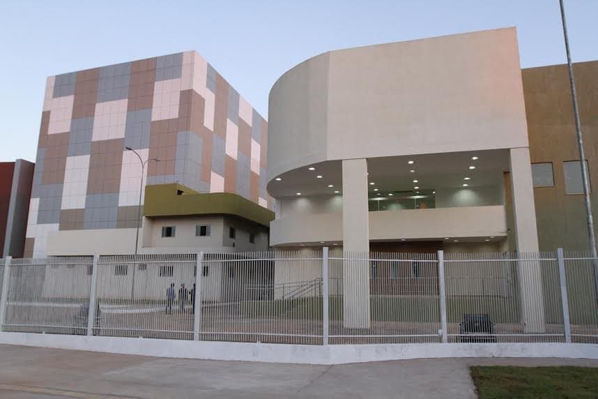 Frente do Teatro Guaporé, nos fundos do Teatro Palácio das Artes