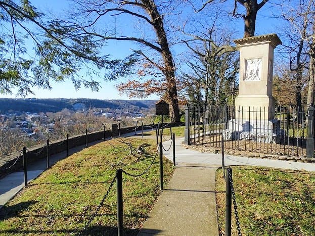daniel boone grave site with views of Frankfort