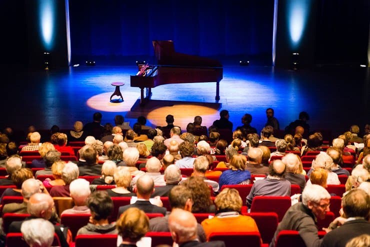 Concertzaal in theateropstelling tijdens een pianoconcert