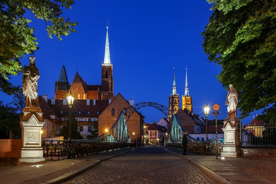 入夜的座堂島顯得相當寧靜莊嚴