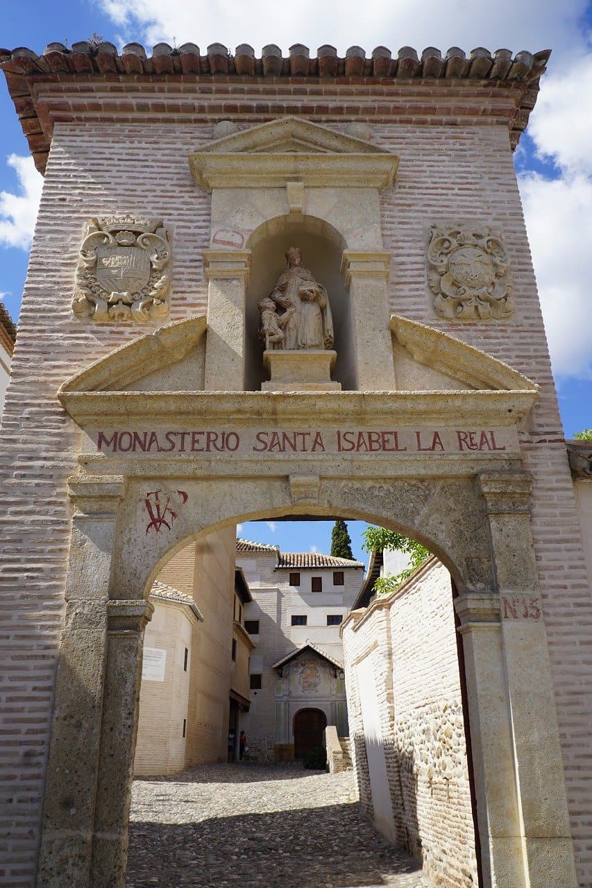 この門をくぐります。そして真っすぐ突き当りまで。