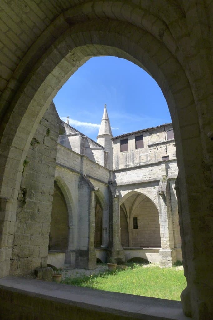 INTÉRIEUR DE L'ÉGLISE COLLÉGIALE NOTRE-DAME DE VILLENEUVE.22 JUIN 2018.