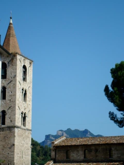 Il campanile con vista sul Monte Ascensione