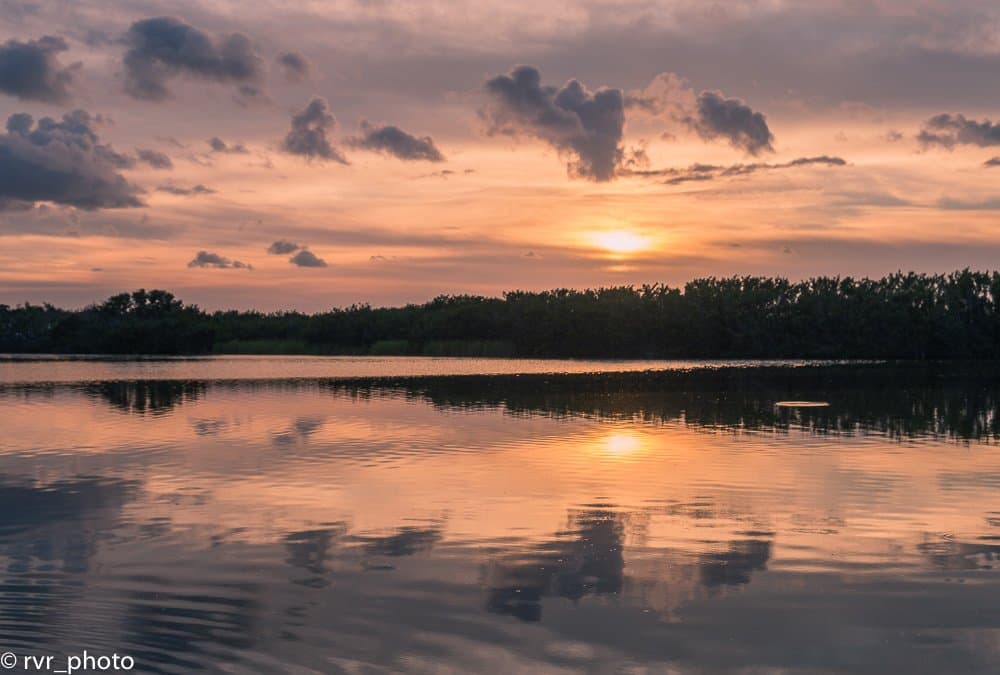 Atardecer y puesta de Sol en la laguna