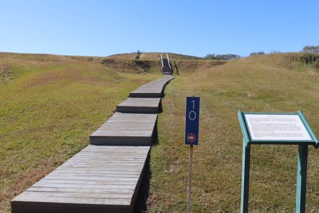 遺跡の丘に登れます