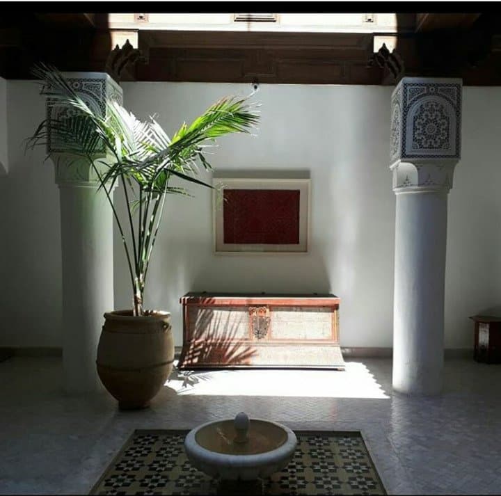 Jeu de lumière et d'ombre dans le patio du riad - The Orientalist Museum Marrakech