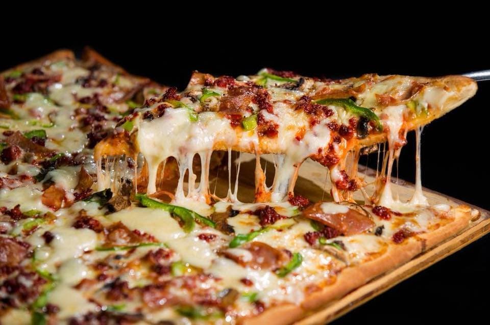 Pizza Jaguar de la casa: Queso mozzarella, tocino, champiñones, pimientos, chorizo.