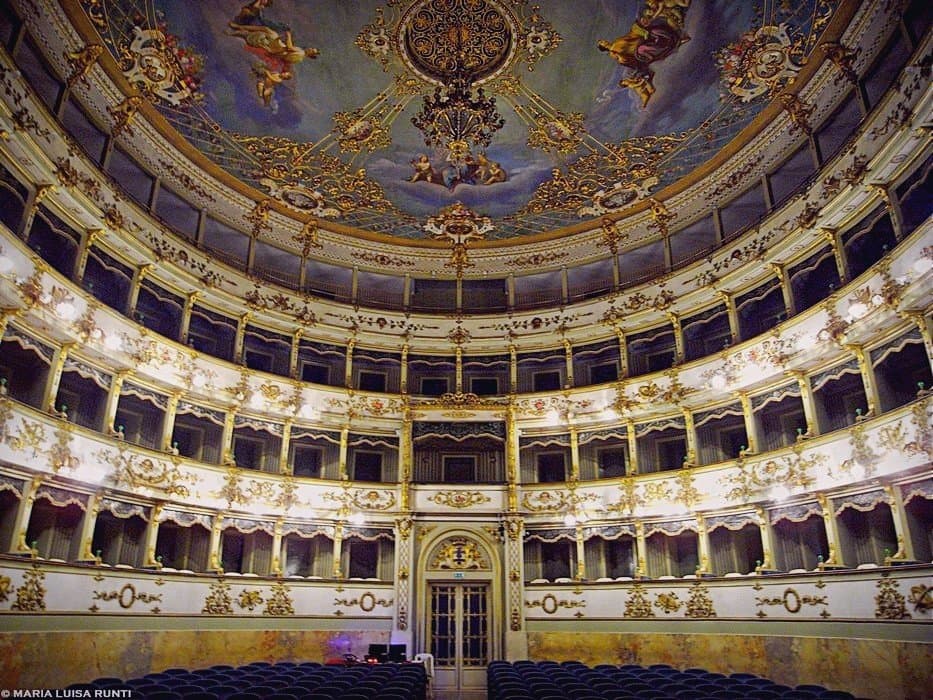 Prospettiva interna con affreschi e palco reale