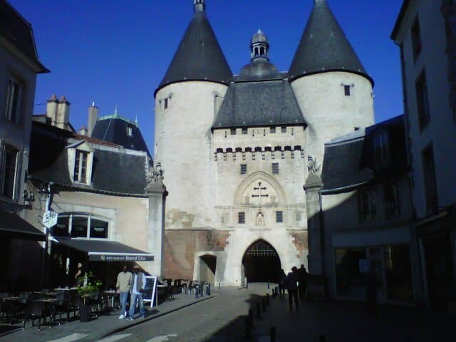 external view of the gate from la gran rue