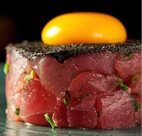 Atum fresco, ovas negras e gema de ovo caipira