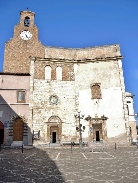 Vista frontale della chiesa