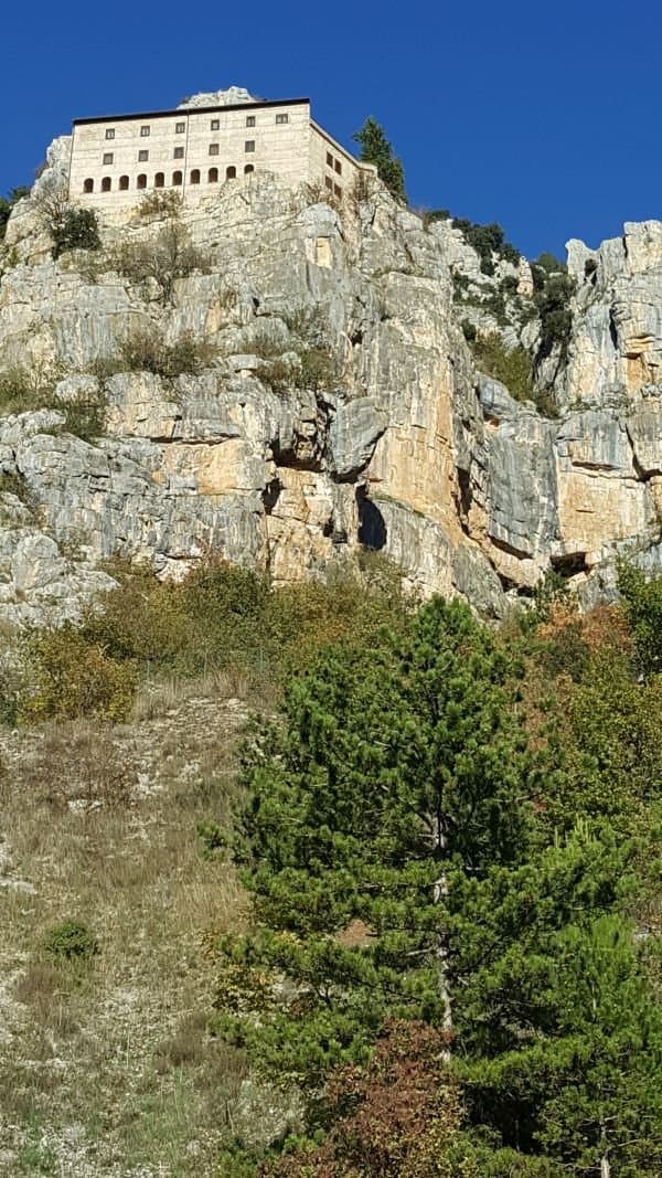 vista di un monastero dagli scavi