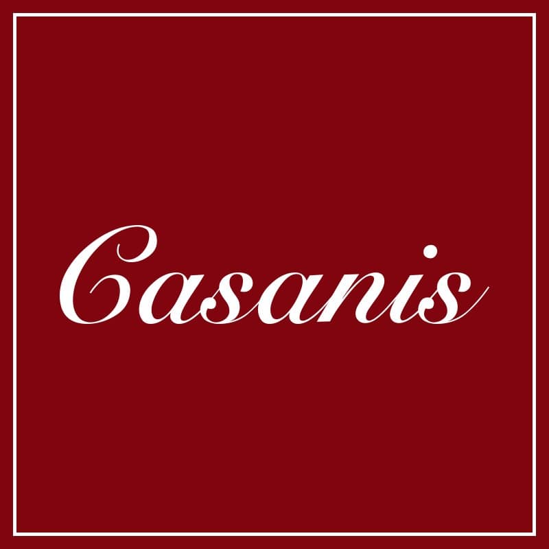 El nombre “Casanis” acuña el atractivo de la Riviera Francesa y la influencia mediterránea de nuestra cocina, pero una vez se visita nuestro restaurante pasa a ser mucho más que un nombre. “Casanis” es un sentimiento, una forma de entender la vida, un sueño, una canción... un hilo invisible que conecta a todos los que formamos el equipo de “Casanis” y con el que intentamos “atar” a cada uno de nuestros clientes...