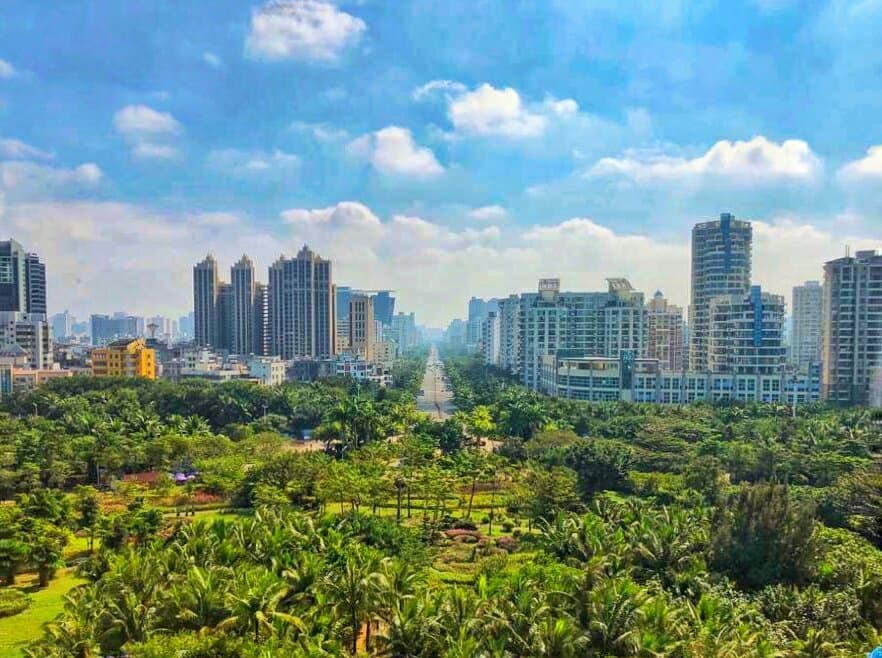 Baishamen Park (白沙门公园) 60 hectares in at the edge of Haikou city with evergreen landscape; an amusement park and a sandy beach all in one.