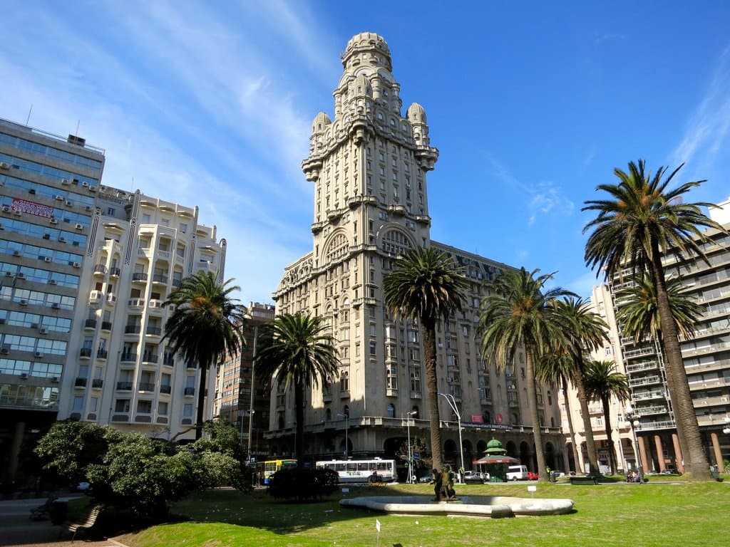 Esta foto fue tomada antes de que instalaran la farola que le da un aspecto diferente.... mas atractivo. Aqui  se ven los jardines de la Plaza Independencia.