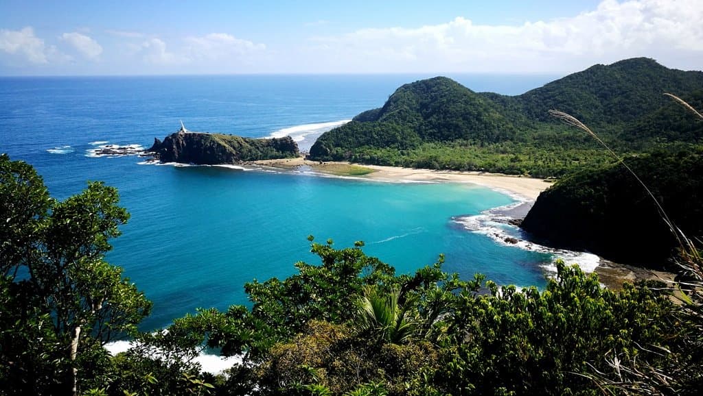 Au détour de la route, vue de la plage de Dicasalarin Cove