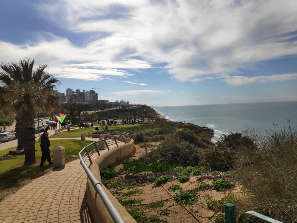 מול אנדרטה