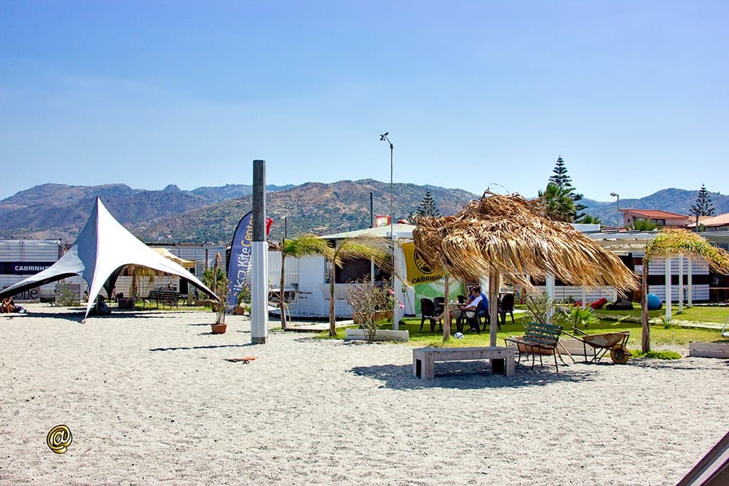 area relax con ombrelloni ed ombra