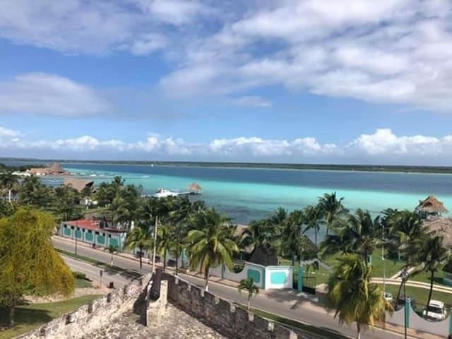 Vista panorámica que nos ofrece la ubicación del fuerte y en el cual se puede apreciar la laguna en su máximo esplendor alrededor del medio dia.