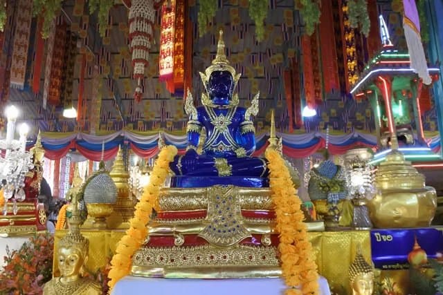 พระพุทธรูปสีน้ำเงินงดงาม