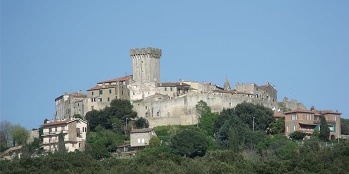 המבצר שולט על הכפר