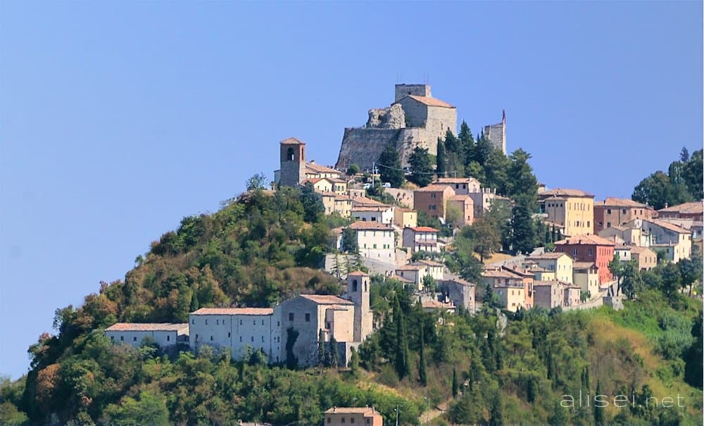Il Museo Civico si trova all'interno di un ex convento agostiniano sulla punta estrema del borgo affacciato su un dirupo 