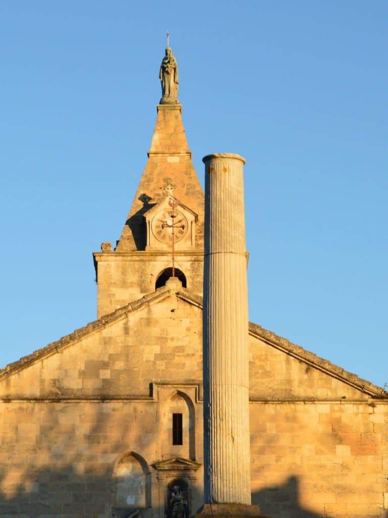 Церковь в лучах заходящего солнца