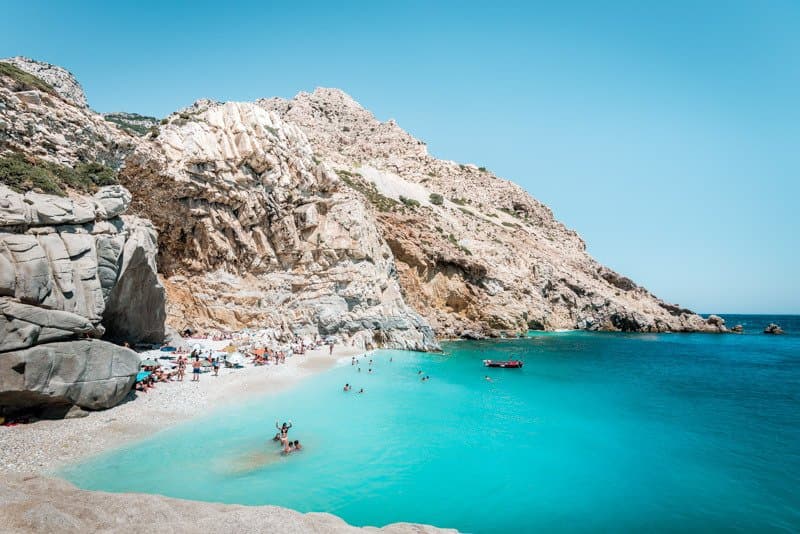 Der Seychelles Beach auf Ikaria ist ein absolutes Highlight der Insel. Das Wasser leuchtet karibisch blau und man kann einfach nicht anders als hineinspringen ;)