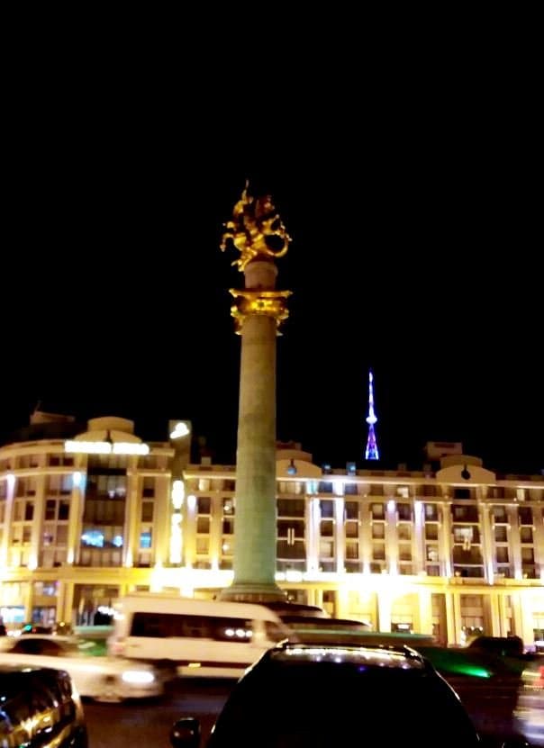 Вокруг колонны с памятником (автор Зураб Церители) и днем, и в вечернее время всегда наблюдается оживленное движение.