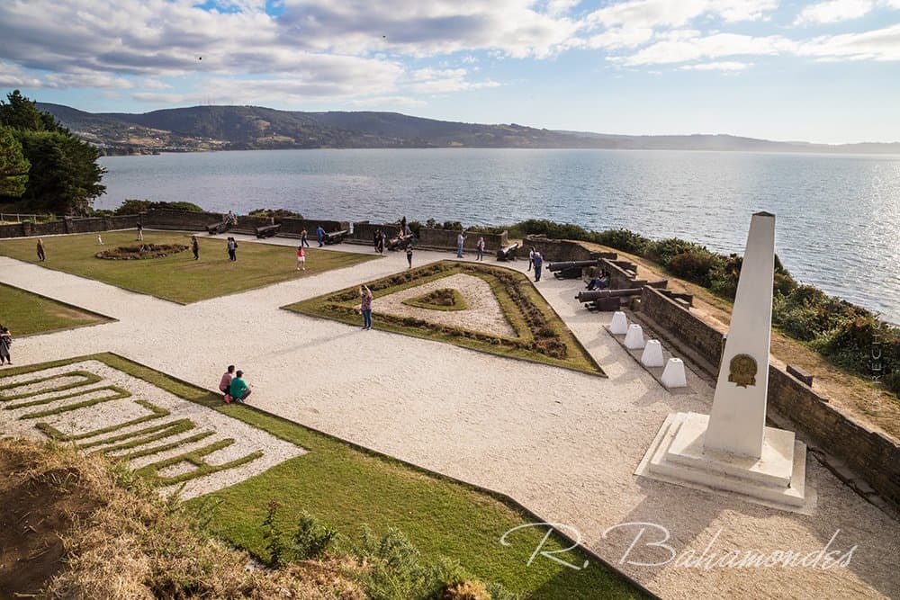 Vista de los cañones del fuerte apuntando hacia el mar.