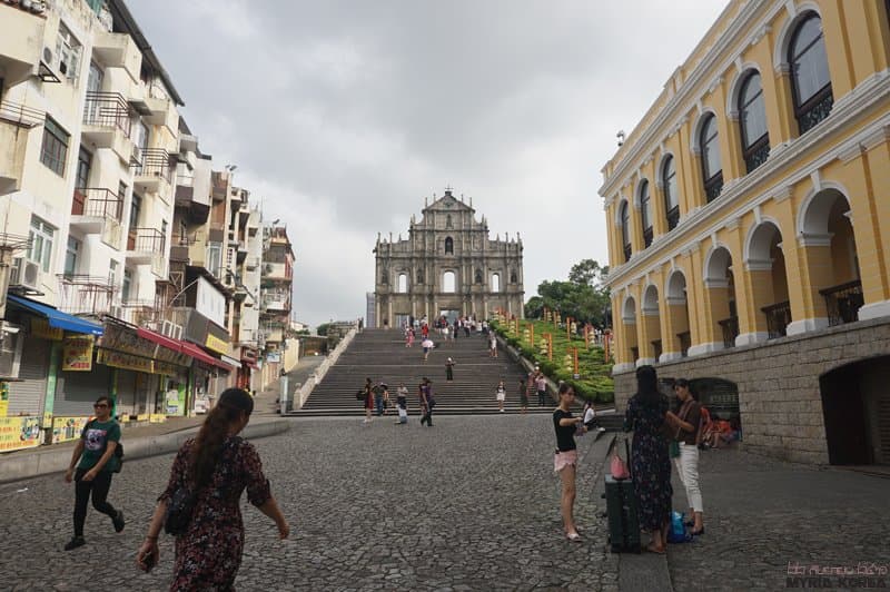 광장의 중앙에서 보이는 성 바울 성당 남벽의 모습