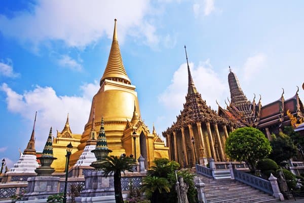 วัดพระแก้วเป็นวัดคู่บ้านคู่เมืองของประเทศไทย และกรุงรัตนโกสินทร์ เป็นวัดที่เหมาะแก่การณ์มาเดินเล่น ชมความสวยงามของวัด แต่ถ้ามาวันธรรมดาคนอาจจะไม่เยอะเท่า วันเสาร์-อาทิตย์ เพราะชาวต่างชาติจะมาเที่ยวกัน