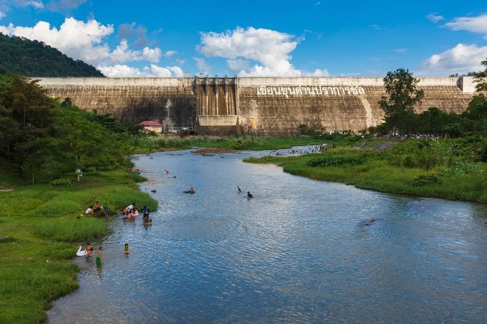 ปกติส่วนใหญ่ใคร ๆ เวลาไป เที่ยวนครนายก ก็ต้องแวะไปเช็กอิน เดินเล่นชมวิวกันที่ “เขื่อนขุนด่านปราการชล” แต่ถ้าอยากได้อะไรพิเศษ ๆ ไม่เหมือนทุกครั้งที่เคยมา แนะนำให้ลองล่องเรือของชาวบ้านชมธรรมชาติเหนือเขื่อน ราคาก็ไม่แพง เหมาไปกลับตกอยู่ที่ประมาณ 1,000 บาท สามารถนั่งได้ 5 คน รับรองจะได้ชมวิวที่คุ้มค่า เกินราคาค่าเรือแน่นอน ไม่ว่าจะเป็นภูเขา ทุ่งหญ้า และธารน้ำตกที่อยู่เหนือเขื่อน กับมุมถ่ายรูปสวย ๆ สุดแปลกตา ที่น้อยคนจะรู้ว่ามีมุมแบบนี้อยู่ที่ เขื่อนขุนด่านปราการชล