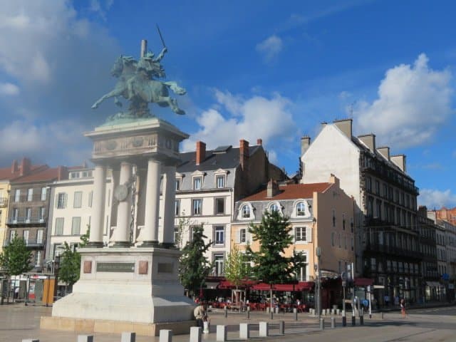 勇ましい騎馬像です