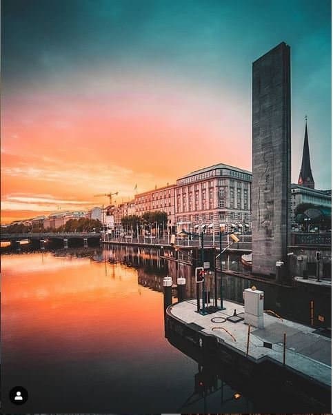 The so called "Kleine Alster" that translates to "little Alster lake" 

⚓️ Pic by: https://www.instagram.com/_witti