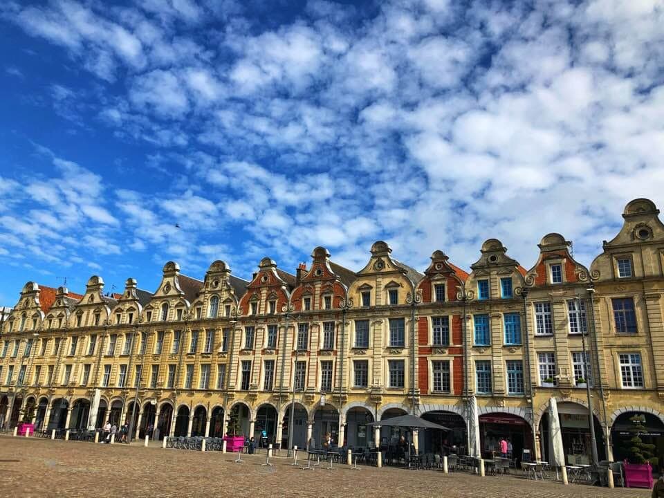 Un des côtés de la place