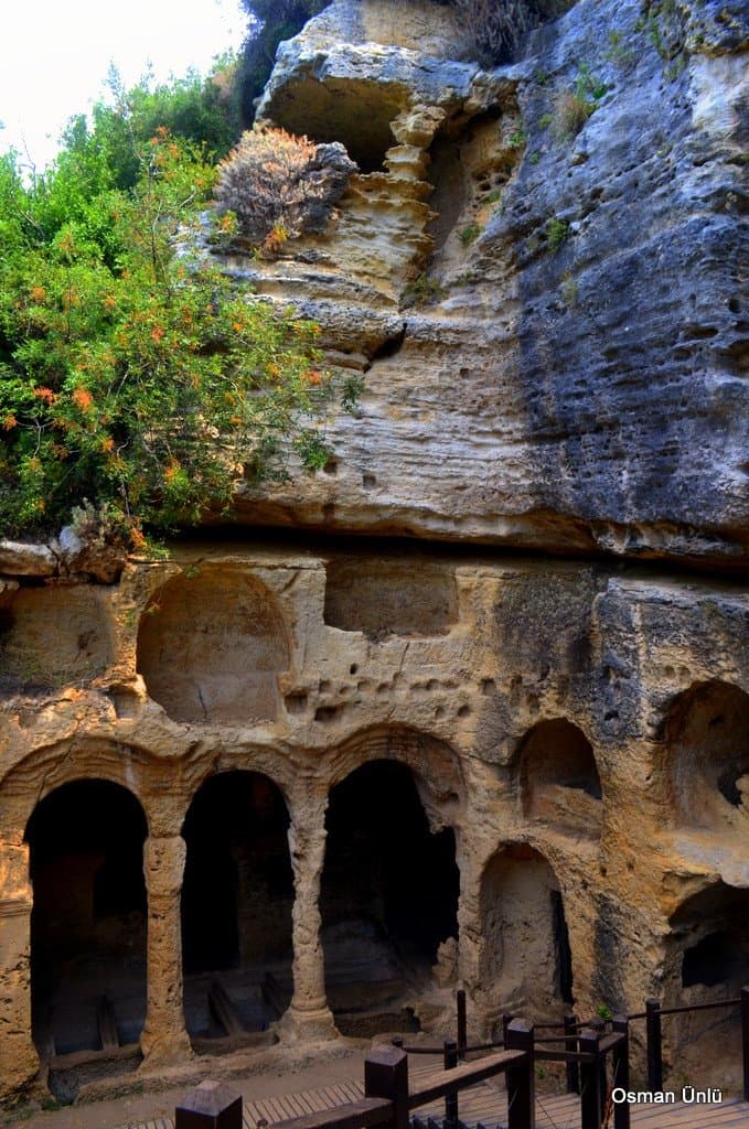 Beşikli mağara
Kaya mezarları