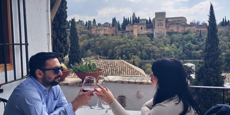 Disfruta de una buena gastronomía típica granadina en un auténtico Carmen en el Albayzín. 