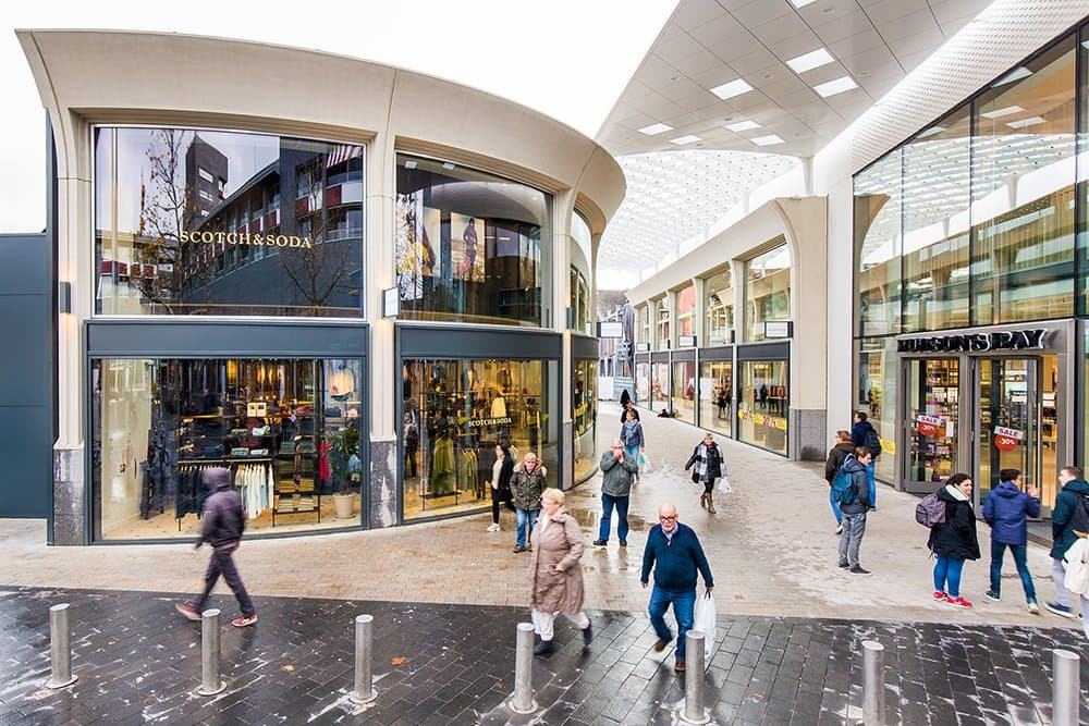 Hier kijkt u naar de Frederikstraat vanaf het Pieter Vreedeplein.