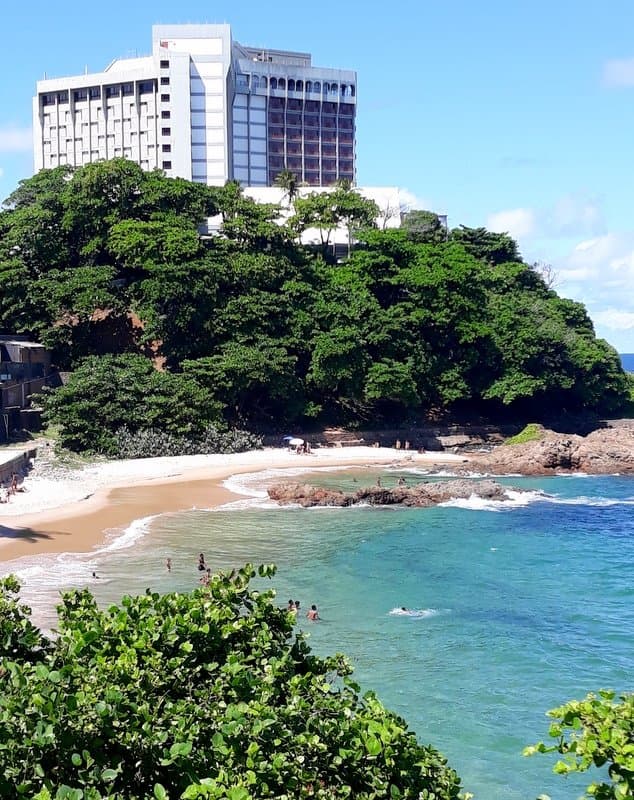 Poucos conhecem mas esta praia fica entre o Othon e o Vila Galé, no bairro de Ondina.