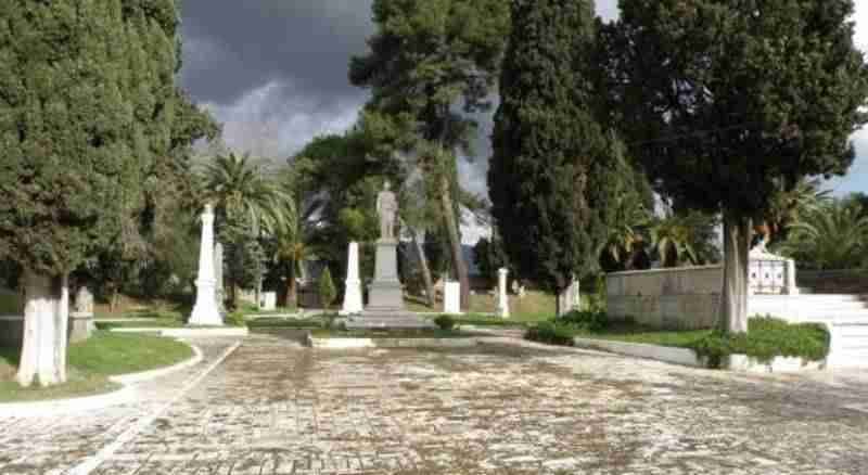 Κήπος των ΗΡΏΩΝ στο Μεσολόγγι.