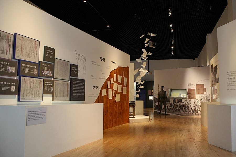 대한민국 역사 박물관 전시실 내부 전경