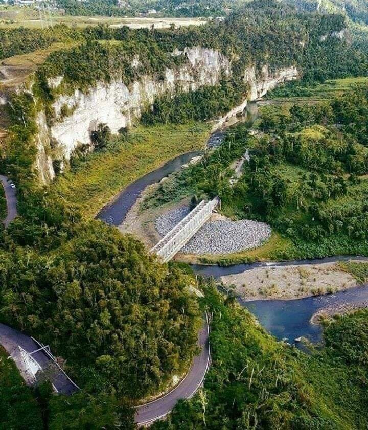 The Rio Manati at the Puente de Mata de Platano is a great spot to swim, boat, climb over deep water and enjoy the scenery.