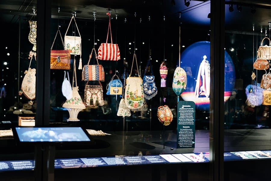 The Museum of Bags and Purses has an impressive collection consisting of more than 5000 bags. Every bag tells its own story about fashion, design, craftsmanship and techniques from the 16th until the present century.