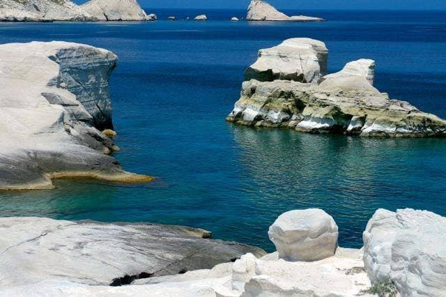 Σαρακίνικο, Μήλος .... Το σεληνιακό αυτό τοπίο είναι μοναδικό. Τα ηφαιστειογενή διαβρωμένα βράχια διεισδύουν στην σμαραγδένια θάλασσα δημιουργώντας μικρές και μεγάλες σπηλιές, ενώ η έλλειψη πρασίνου, σε συνδυασμό με το λευκό χρώμα βράχων και την έντονη αντανάκλαση του φωτός, δημιουργούν ένα τοπίο που θυμίζει το φεγγάρι και μια εμπειρία αξέχαστη για εσάς που θα το επισκεφτείτε.
 Το Σαρακήνικο, το οποίο πήρε το όνομά του από τους Σαρακηνούς πειρατές, έχει θέα στην Σίφνο και στην Κίμωλο.