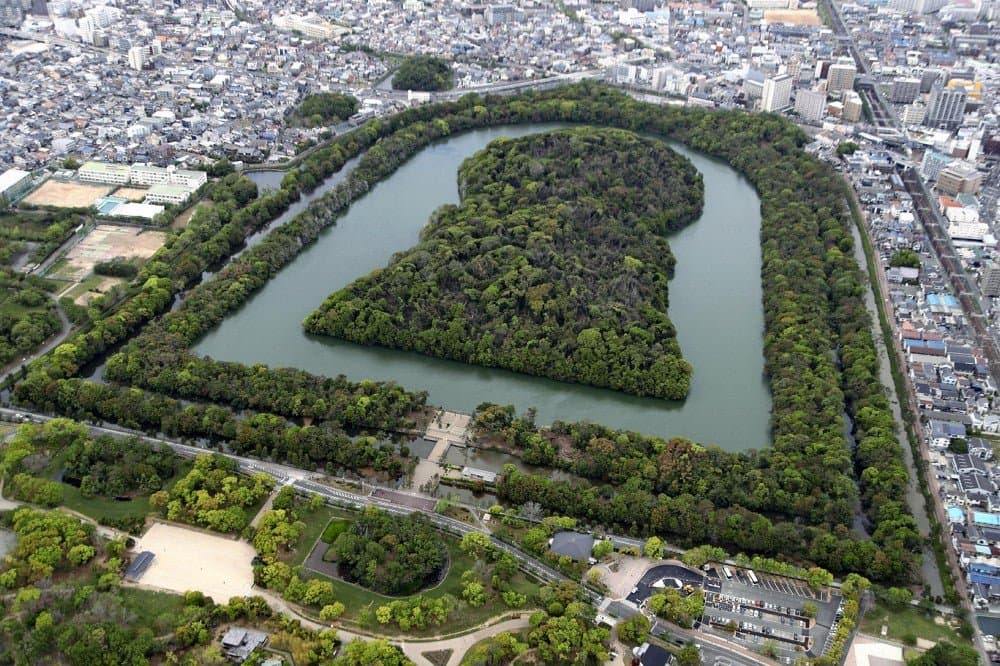 For the first time in the world heritage registration of reluctance, Kashiwa City, the Tongue Bird Ancient Tomb Group was selected. In area, including the world's largest tomb, Nintoku emperor tombs, the scale and form that can not be seen as an ancient heritage are seen. However, it is also a fact that it is too huge for a tour from the ground and it is difficult to grasp the whole picture. Please walk while referring to aerial photos at the same time! I think I can feel the breath of people