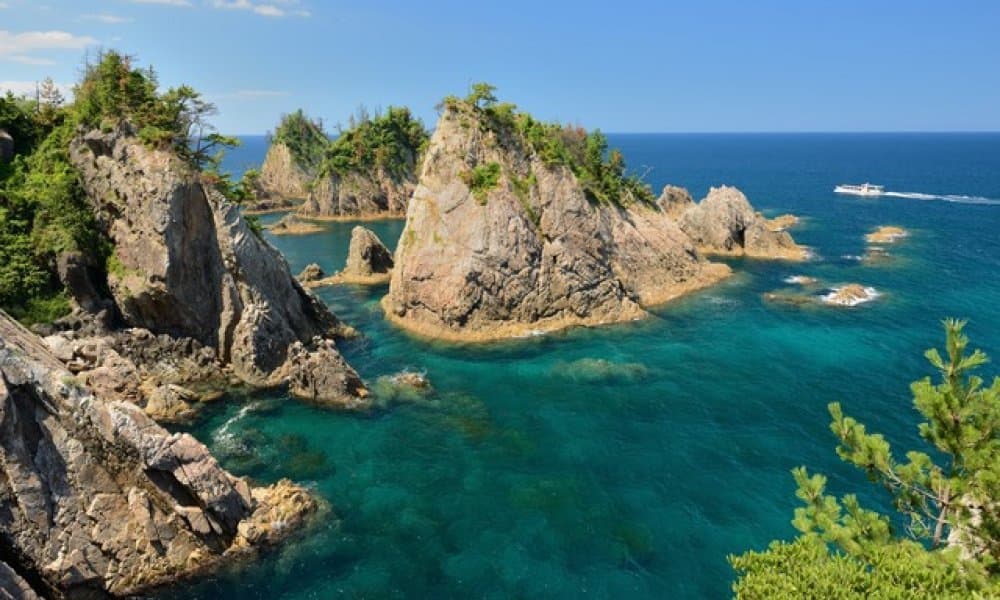 In Tottori Prefecture, Uratomi Beach is a rias coast of 15 km from east to west, formed by rough waves of Japan Sea. You can observe various geographical features such as caves tunnels, caves, white sand beaches, etc.. It is almost a museum of topographical and geological features.