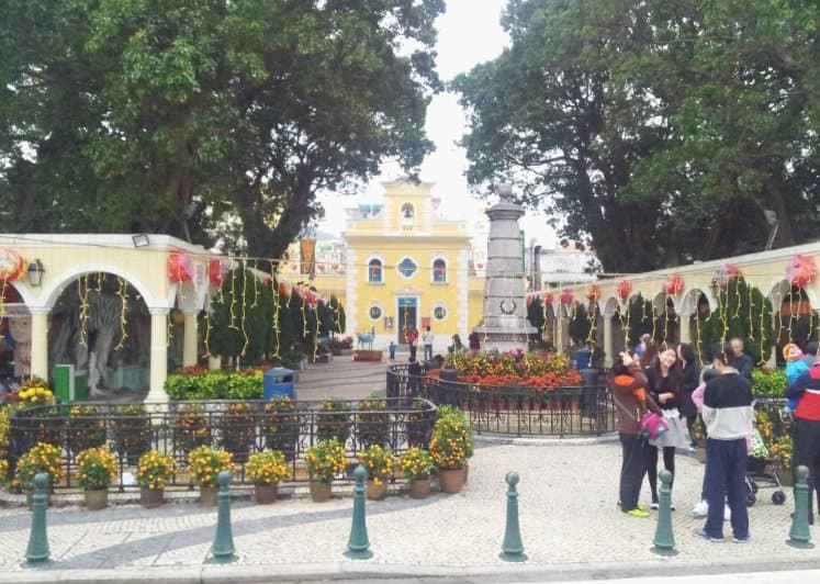 St. Francis Xavier Church along Avenida Cinco de Outubro