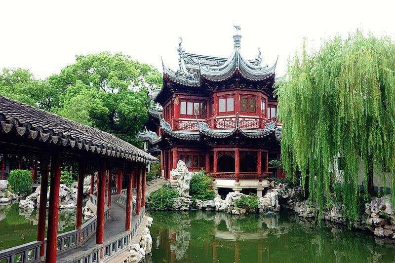 Located within the City God Temple of Shanghai, the Yu Garden (or Yuyuan Garden, literally the 'Garden of Happiness')  was built in 1559 during the Ming Dynasty and full of Chinese gardening style. Find out more attractions in China, appointing private guides or driver guides, visit orangestour.com